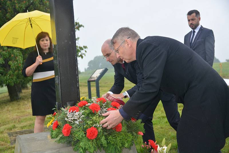 Přerov si připomněl 75 let od masakru na Švédských šancích - hromadné popravy 267 karpatských Němců. Pietní akty se konaly na městském hřbitově a na kopci za městem zvaném Švédské šance.