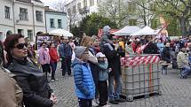 Tradiční velikonoční program, který se v minulých letech konal vždy na Masarykově náměstí v Přerově, se letos přesunul na historické Horní náměstí. Jeho součástí byl i bohatý kulturní program, který uzavřel koncert Jaroslava Wykrenta s kapelou In blue. Ak