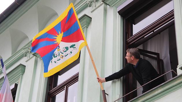 Vlajka pro Tibet na budově přerovské radnice