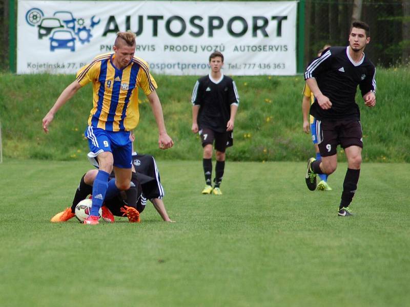 Fotbalisté Kozlovic (v pruhovaném) proti Havlíčkovu Brodu