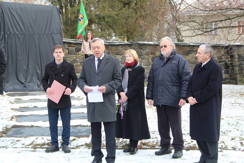 ŠOA. V Lipníku nad Bečvou odhalili památník obětem holocaustu. Je na něm 164 jmen židovských obyvatel města, kteří nepřežili hrůzy koncentračních táborů.