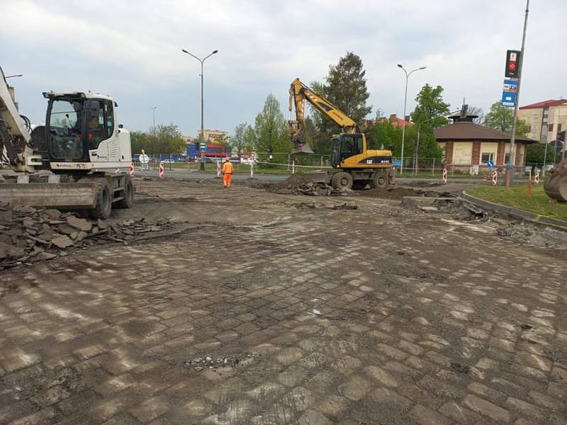 Dělníci, kteří pracují na stavbě průpichu na křižovatce ulic Komenského - Velké Novosady - Kojetínská v Přerově, narazili na původní dlažbu. 12. 5. 2022