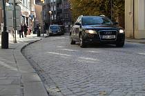 Kratochvílova ulice v Přerově je po měsících zoufalství řidičů konečně průjezdná.