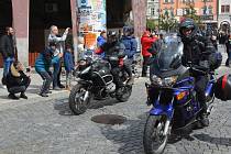 Na sto padesát motorkářů obsadilo v sobotu Masarykovo náměstí v Přerově, aby zahájili letošní sezonu. Motorkáři z různých koutů Moravy, ale i Polska vyrazili kolem půl druhé odpoledne na spanilou jízdu regionem