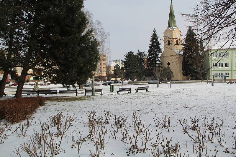Přerovsko zasypal z neděle na pondělí sníh a při jeho odklízení se pořádně zapotili pracovníci technických služeb i cestáři. V pondělí musel být uzavřen i městský hřbitov.