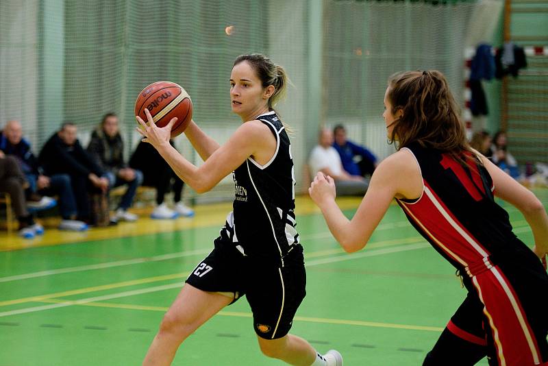 Basketbalistky Přerova (v černobílé) proti Loko Krnov.