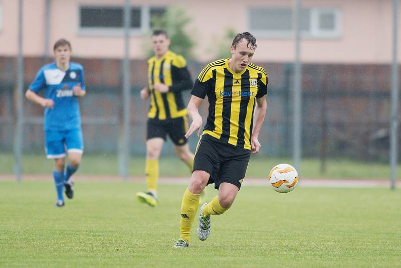 Fotbalisté 1. FC Viktorie Přerov (v modrém) proti FK Nové Sady v přátelském utkání.