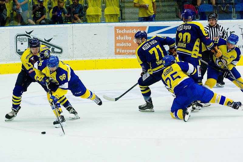 Hokejisté HC Zubr Přerov (v modrých dresech) v přípravě proti Aukro Berani Zlín.