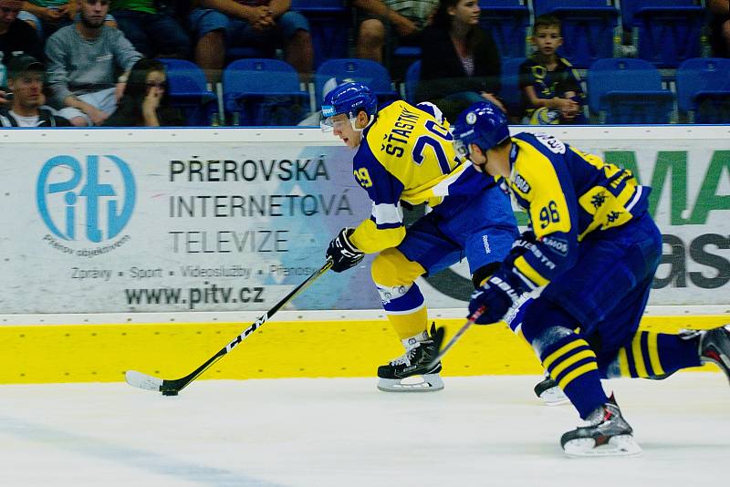 Hokejisté HC Zubr Přerov (v modrých dresech) v přípravě proti Aukro Berani Zlín.