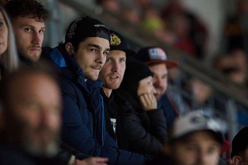 Šlágr 9. kola hokejové Chance ligy mezi HC Zubr Přerov (žluté dresy) a PSG Berani Zlín. Marodka Zubrů. Zleva Filip Dvořák, František Hrdinka a Michael Petrásek.