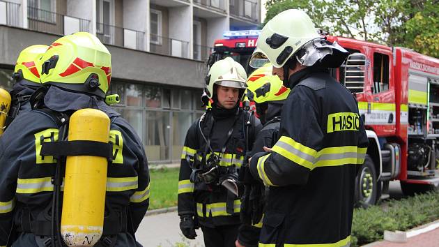 Několik jednotek hasičů zasahovalo ve čtvrtek odpoledne při požáru v bývalém hotelu Strojař v Přerově.