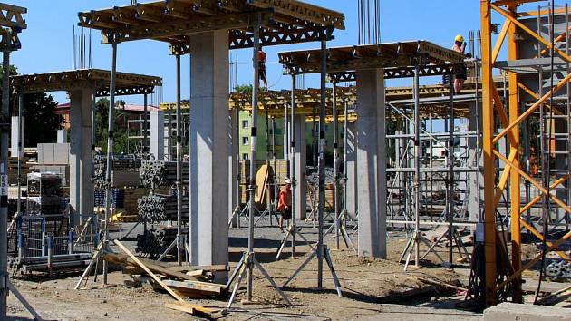 Stavba nového Prioru pokračuje, dokončeno je už pilotové založení. Foto ze dne 3. červnece 2015.