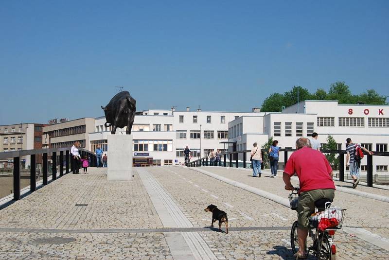 Nedávno dokončený Tyršův most, který měl být slavnostně uvedený do provozu 8. května, muselo město zpřístupnit lidem už v sobotu. Důvodem byl požár lávky U Loděnice, která je nyní uzavřená.