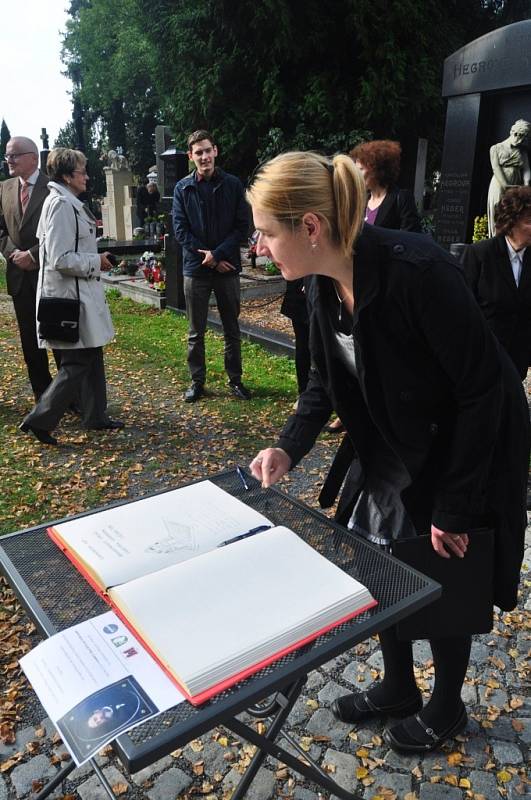 Hrobka Františka Slaměníka, zakladatele Muzea Komenského, se dočkala rekonstrukce. V neděli dopoledne byla slavnostně otevřena na Městském hřbitově v Přerově.