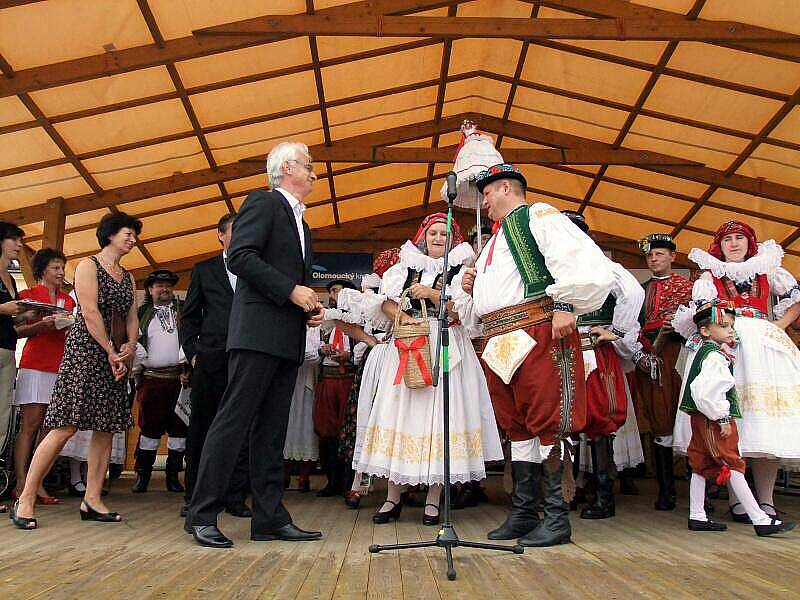 Krojovaný průvod vyrazil v neděli ráno do ulic Kojetína. Lidové soubory z Kojetína, ale i Starého Hrozenkova na Slovácku či Kostelce na Hané obešly za doprovodu hudby celé náměstí a starosta Mojmír Haupt poté na podiu předal chase hodové právo.