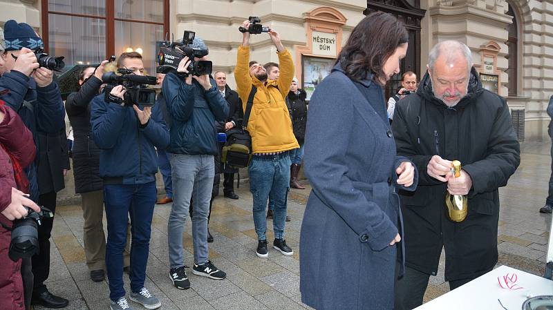 Představení nových autobusů pro přerovskou MHD. Jsou nízkopodlažní a lidé si mohou zakoupit jízdenku přímo ve voze platební kartou