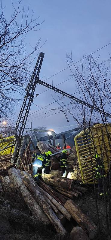 Následky střetu dvou nákladních vlaků v Prosenicích pomáhají odstraňovat hasiči, 14. ledna 2022