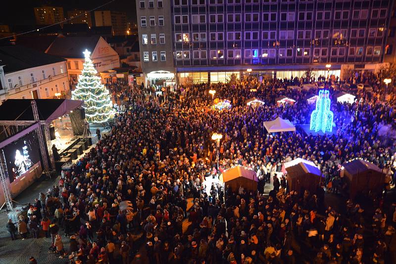 První adventní neděli vpodvečer se slavnostně rozzářil vánoční strom na Masarykově náměstí v Přerově. Do centra města dorazily davy lidí.