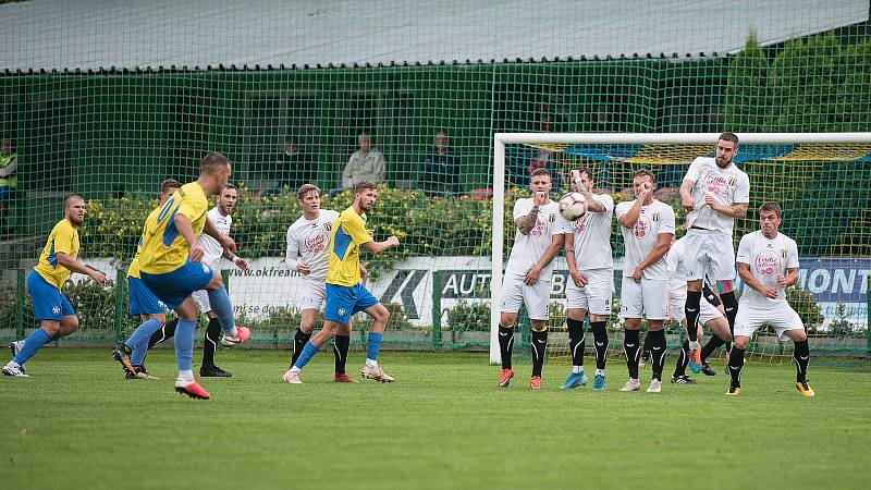 Fotbalisté Kozlovic (ve žlutém) proti Strání.