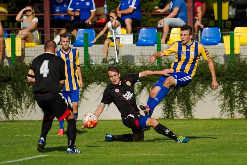 Fotbalisté Kozlovic (v pruhovaném) proti Hranicím.