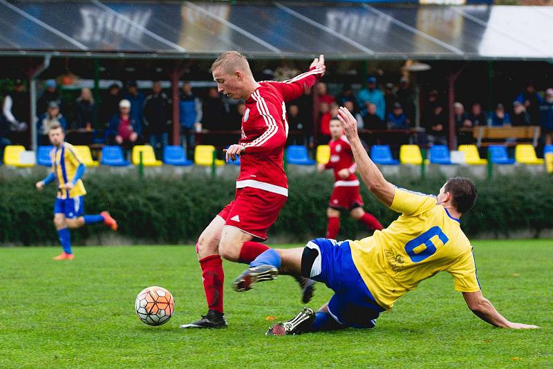 Fotbalisté FK Kozlovice (v modrožlutém) proti Ústí