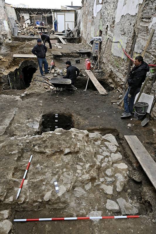 Archeologové při bádání v domě na Horním náměstí v Přerově narazili na vzácný objev – hradbu původního pozdně románského či raně gotického kastelánského hradu z 10. - 12. století