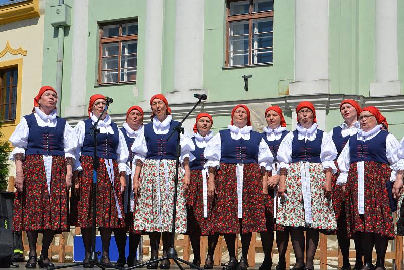 Folklorní festival v Přerově se vydařil. V hlavním programu na Horním náměstí se v sobotu odpoledne vystřídalo několik souborů, 11. 6. 2022