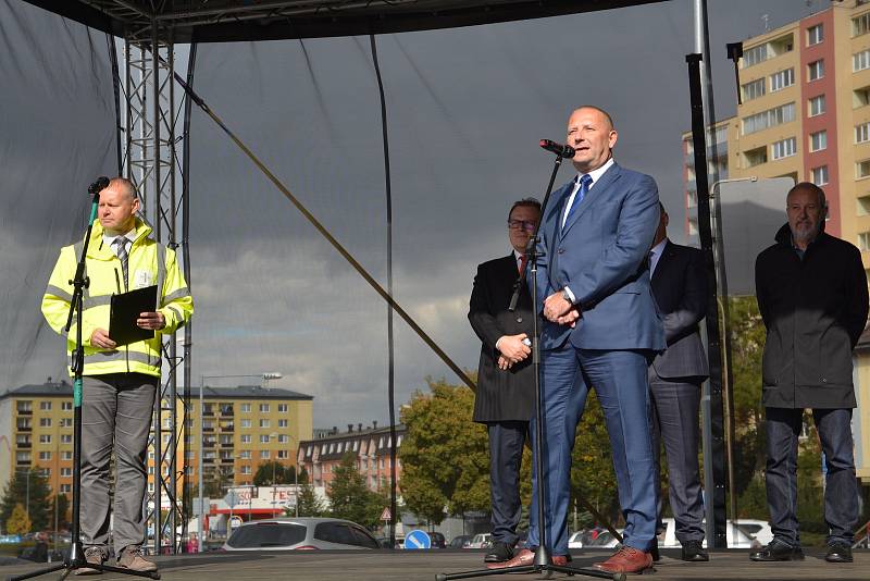 Na základní kámen stavby mimoúrovňového křížení v Předmostí poklepali ve čtvrtek v Přerově zástupci Ředitelství silnic a dálnic, Olomouckého kraje a města.