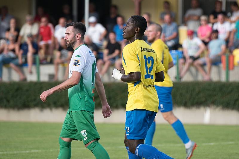 Fotbalisté Kozlovic (ve žlutém) doma porazili Bzenec 2:0. Stephen Osei Hwedieh