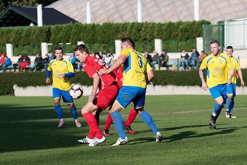 Fotbalisté Kozlovic (ve žlutém) v domácím utkání se Slavičínem.