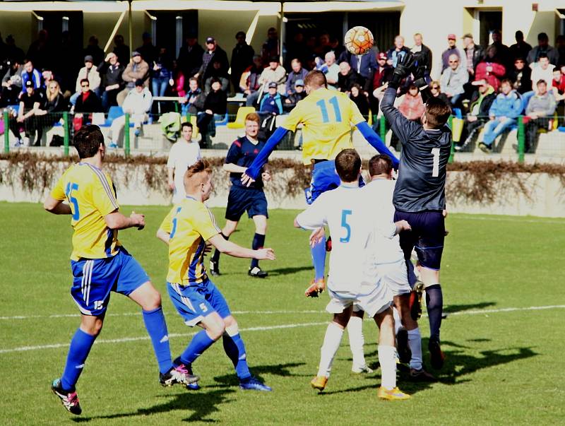 Fotbalisté Přerova (v bílém) v derby proti Kozlovicím.