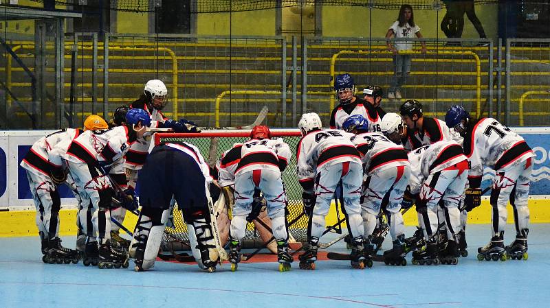 IHC Night Birds Přerov (v bílém) ve finále extraligy porazili IHC Čerti Kladno