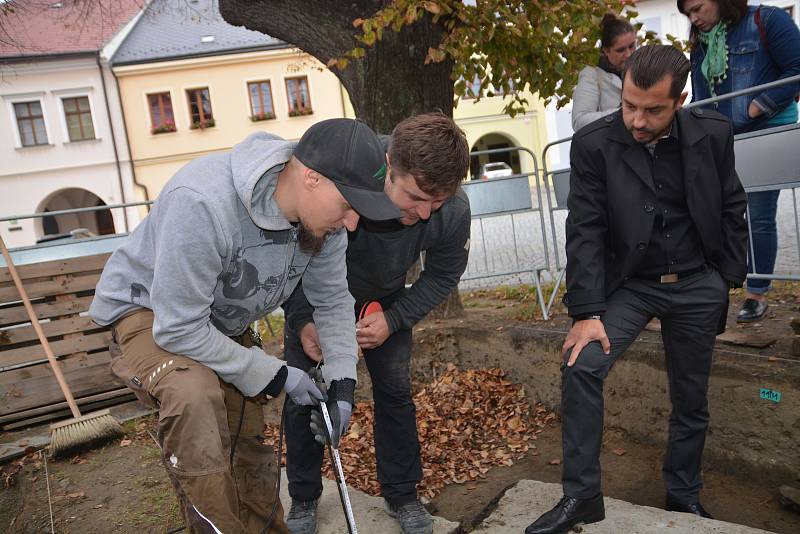 Velké překvapení čekalo badatele, kteří odkryli v pátek dopoledne část betonového záklopu studny na Horním náměstí v Přerově. V hloubce čtrnácti metrů se totiž nacházela voda. Původní studna byla vybudována na přelomu 15. a 16. století.