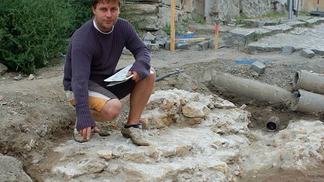 Archeologické objevy v Přerově - Torzo původní městské brány, historická dlažba ze 16. a 17. století apůvodní kanalizace 