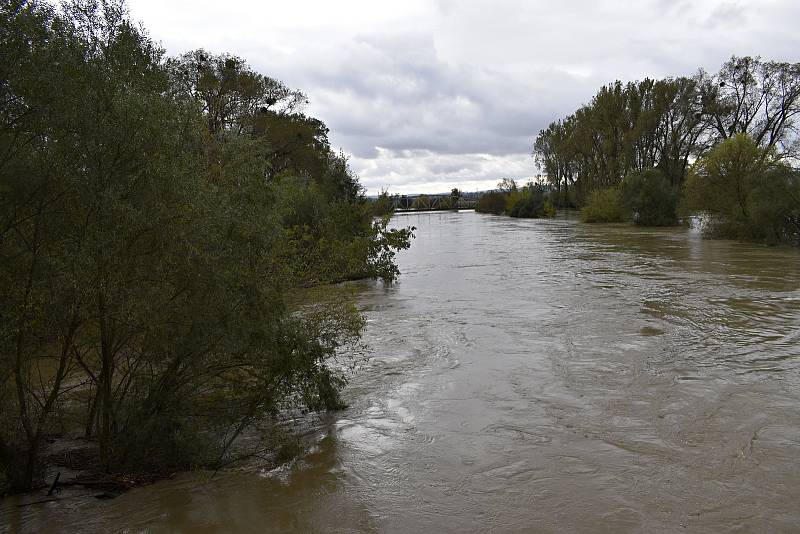 Rozvodněná Morava v Kojetíně, zaplavila třeba i fotbalové hřiště nebo loděnici. 15.10. 2020