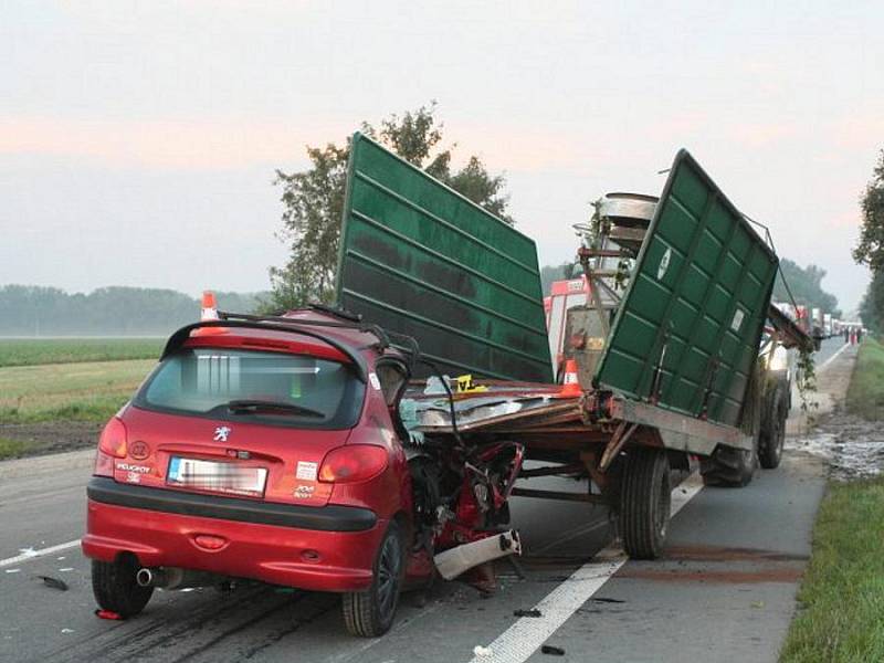 Tragická srážka peugeotu s traktorem u Oseku