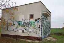 Na budově společnosti Vodovody a kanalizace v Bochoři se vyřádil neznámý vandal