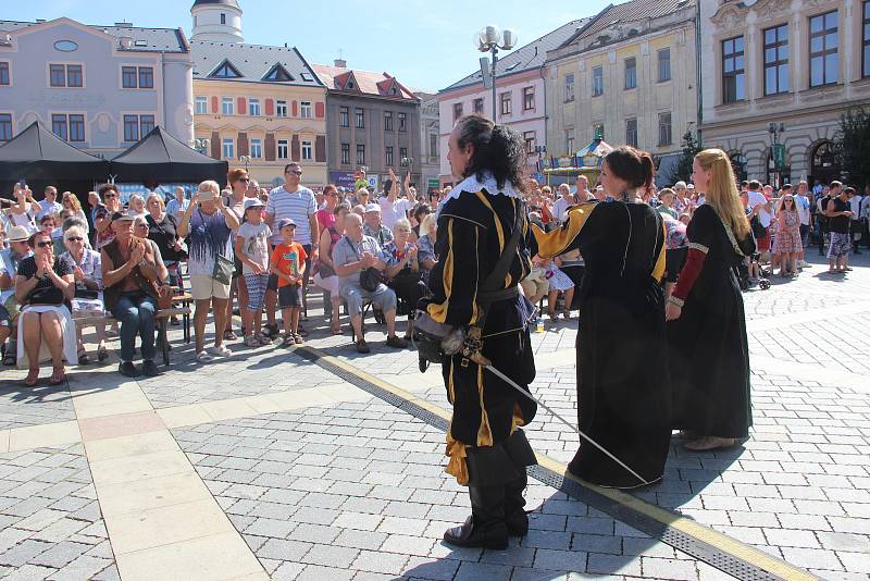 Centrem Přerova se vydal v neděli dopoledne historický průvod, který byl zlatým hřebem letošních Svatovavřineckých hodů. Připomněl den, kdy byl Přerov povýšen na královské město.