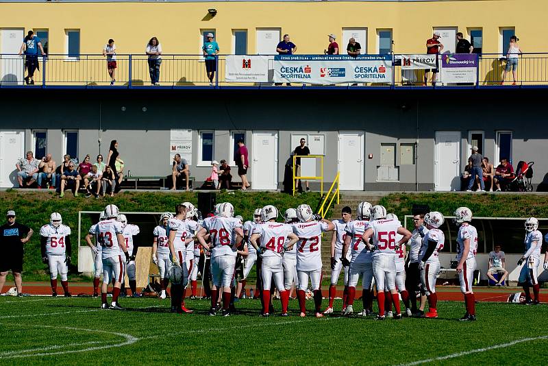 Přerov Mammoths (v bílém) vs. Vysočina Gladiators ve 2. lize amerického fotbalu.