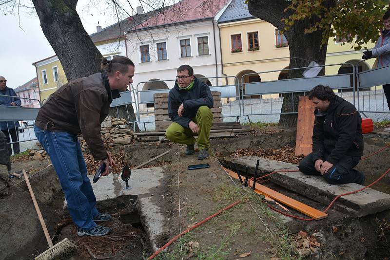 2019 - odkrytí historické studny na Horním náměstí v Přerově