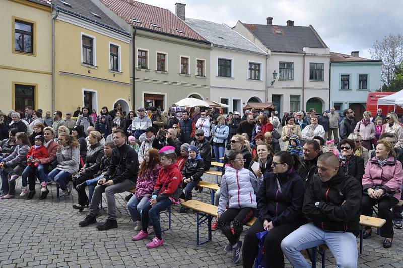 Tradiční velikonoční program, který se v minulých letech konal vždy na Masarykově náměstí v Přerově, se letos přesunul na historické Horní náměstí. Jeho součástí byl i bohatý kulturní program, který uzavřel koncert Jaroslava Wykrenta s kapelou In blue. Ak