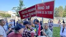 Premiér Andrej Babiš (ANO) v sobotu 21. srpna 2021 dopoledne v Přerově podepisoval svoji novou knihu, fotil se s fanoušky a rozdával zmrzlinu. Předvolební setkání narušil hlasitý protest zástupců přerovské pobočky Konfederace politických vězňů (KPV)