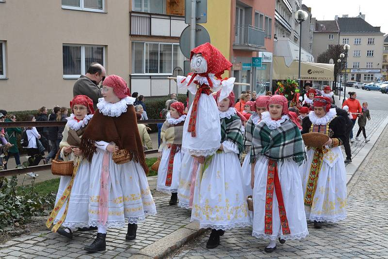 Vhozením smrtky do řeky Bečvy se děti z Folklorního souboru Trávníček rozloučily se zimou. Tradiční vynášení smrtky přilákalo v neděli dopoledne do centra Přerova davy lidí.