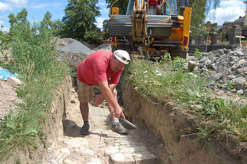 Přerovští archeologové odkrývají v ulici Na Marku středověký barbakán – fortifikační prvek, který měl chránit město