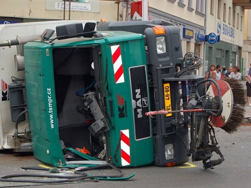 Nehoda peugeotu a vozidla technických služeb v centru Přerova