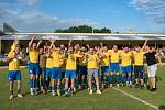 Fotbalisté FK Kozlovice se radují ze zisku divizního titulu.