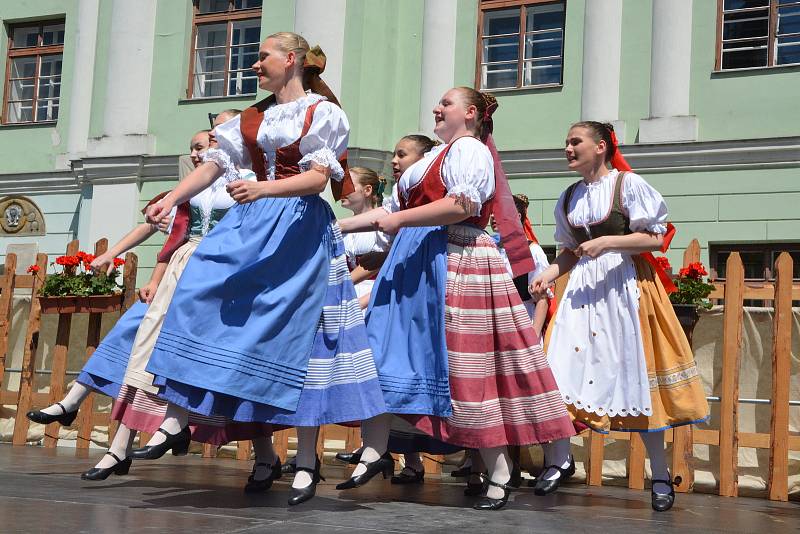 Folklorní festival v Přerově se vydařil. V hlavním programu na Horním náměstí se v sobotu odpoledne vystřídalo několik souborů, 11. 6. 2022