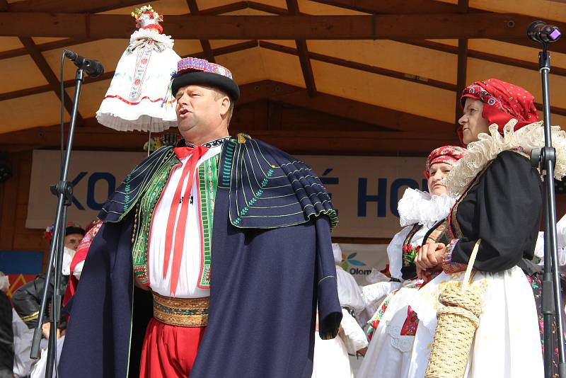 Velkolepý průvod krojovaných Hanáků městem a Ječmínkova jízda králů - takový byl vrchol Kojetínských hodů, které trvaly tři dny. Průvod si nenechaly ujít stovky místních lidí.