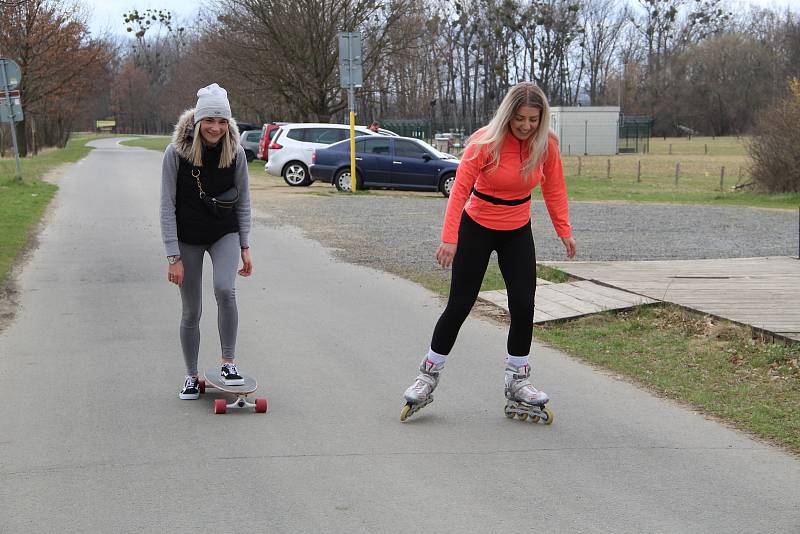 Osecký "Jadran" se stal oblíbenou zastávkou cyklistů, bruslařů i pěších, kteří vyrazili o velikonočních svátcích do přírody.