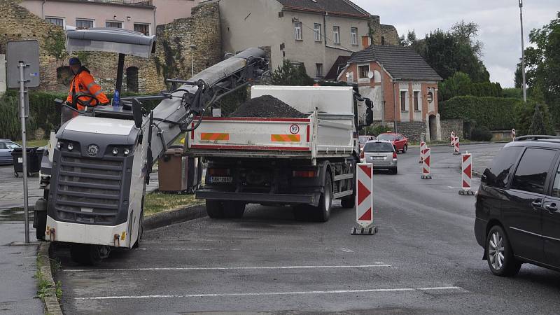 Oprava silnice v přerovské ulici Pod Valy.
